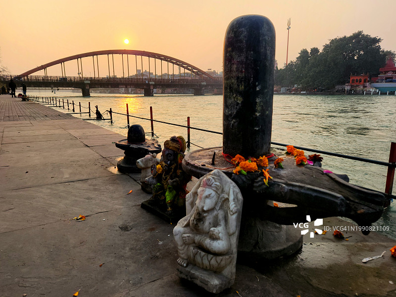 恒河岸边象头神和湿婆神雕像（哈里瓦）图片素材