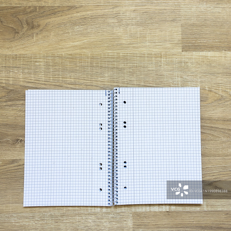 木质背景上的空白方格笔记本图片素材