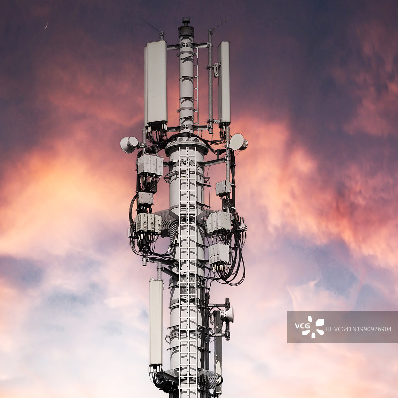 日落时分的手机天线基站图片素材