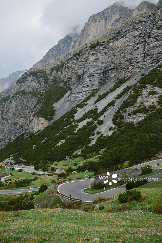 斯泰尔维奥山口的蜿蜒曲线图片素材