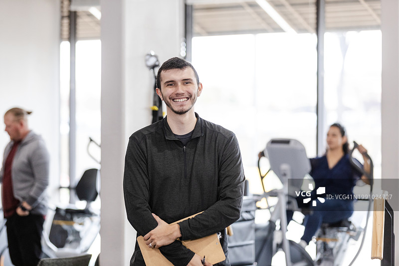 在诊所工作的年轻男士骨科医生对着镜头微笑图片素材