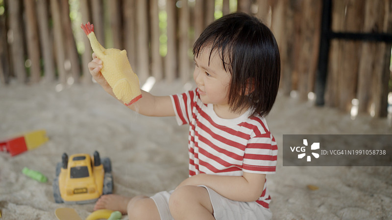在沙滩上玩耍的女孩图片素材