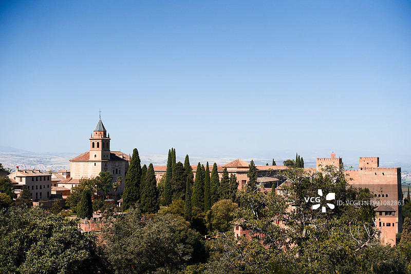 从西班牙格拉纳达阿尔罕布拉古阿拉伯堡垒的圣尼古拉斯看到的傍晚美景，欧洲旅行地标。旅行概念图片素材