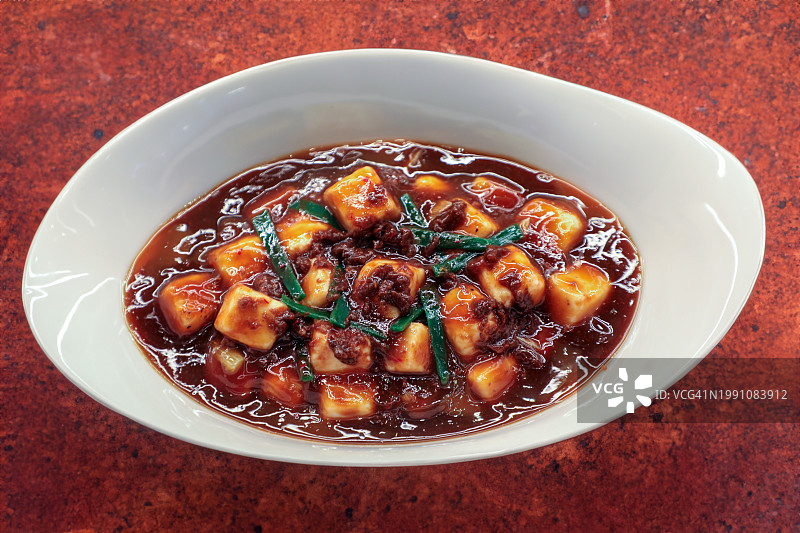 白色碗中的经典麻婆豆腐图片素材