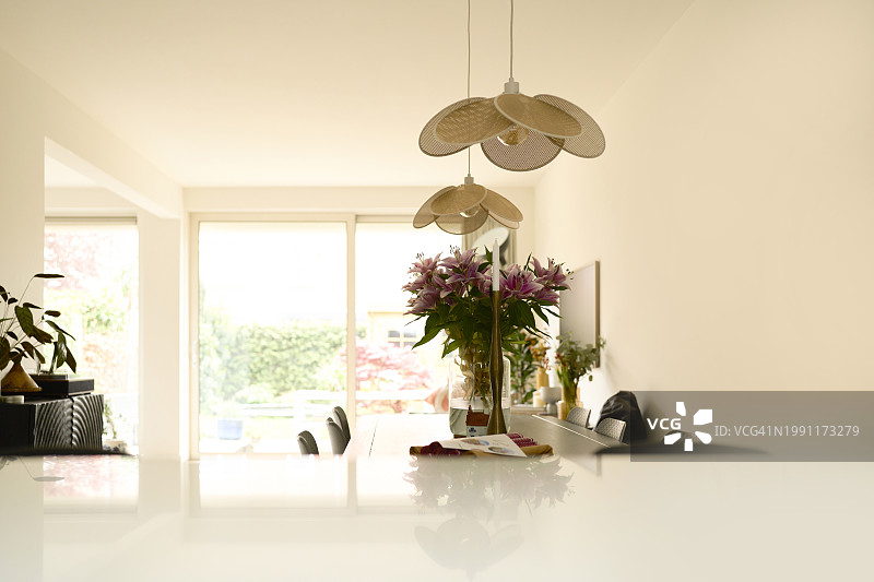 摆放着鲜花和蜡烛的餐厅餐桌侧面图图片素材