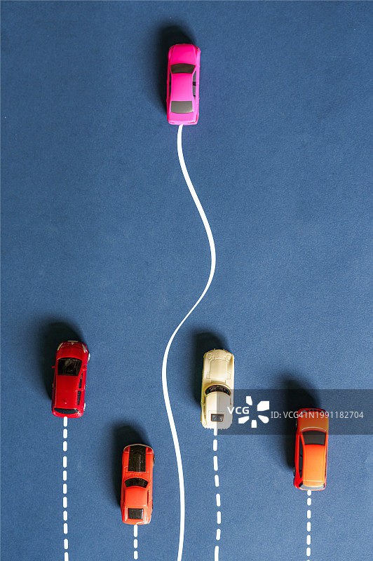 通往成功的不同路径、领导力、不同的方向和方法图片素材