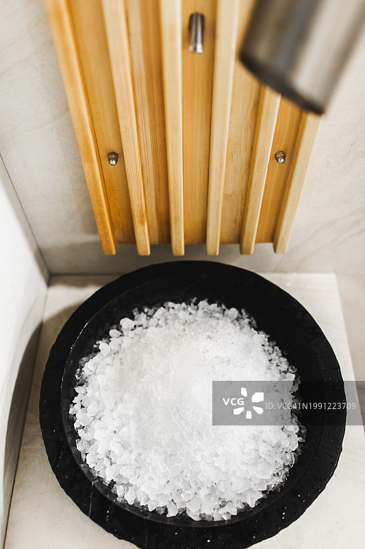 温泉桑拿房里的新鲜雪碗图片素材