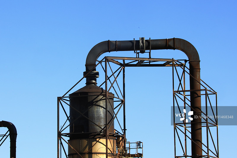 带有独特排气管道的废弃工厂建筑图片素材