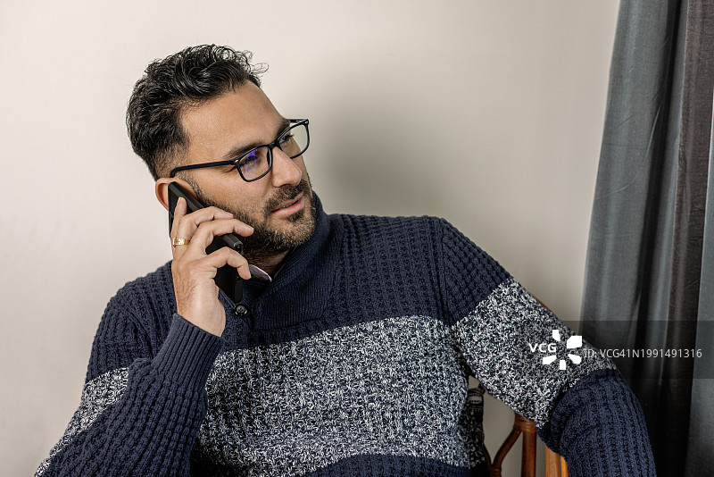 用智能手机打电话的年轻男子肖像图片素材