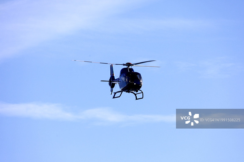 蓝天中飞来的直升机图片素材