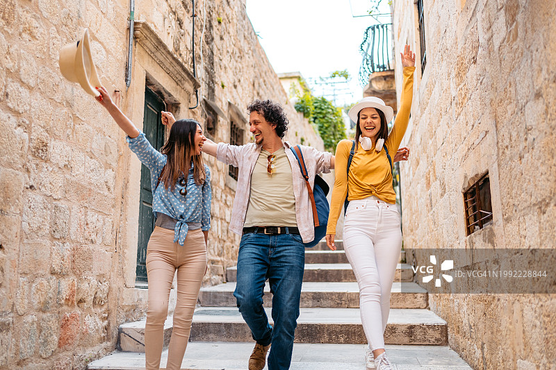 在杜布罗夫尼克街头玩耍的三个年轻人图片素材