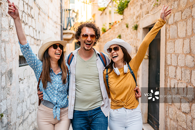 在杜布罗夫尼克街头玩耍的三个年轻人图片素材