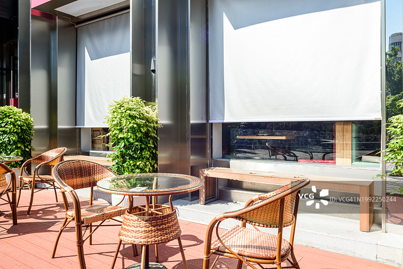 户外休息区的休闲椅图片素材