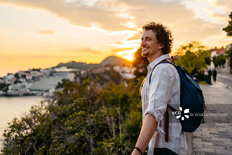 年轻男人在杜布罗夫尼克欣赏日落美景图片素材