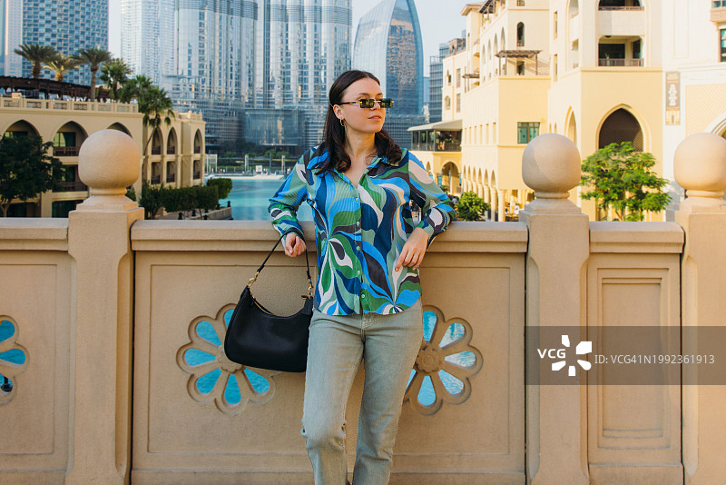 美丽女人沉思迪拜市中心美景图片素材