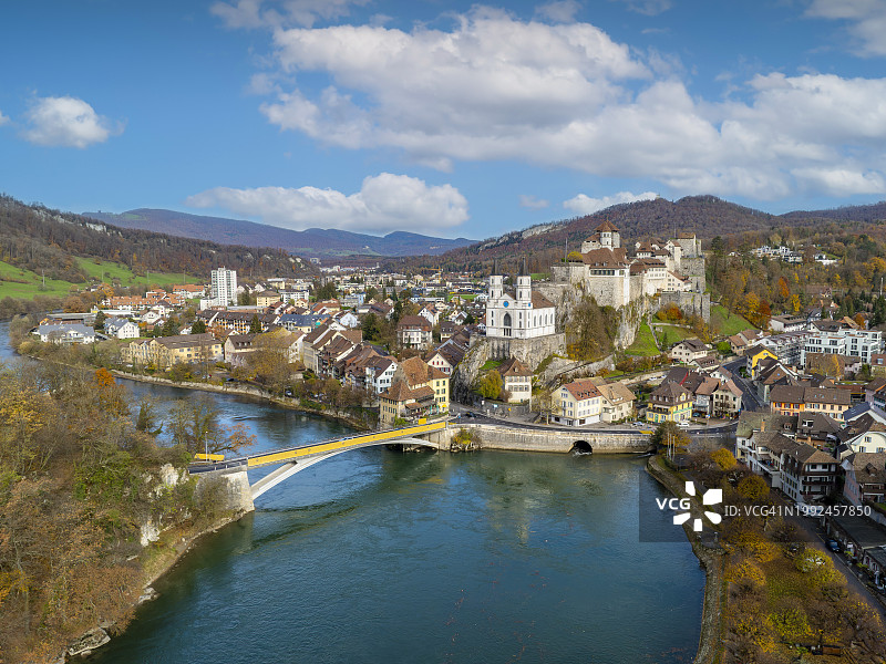 飞越瑞士阿尔堡市的阿勒河。秋季无人机航拍，围绕瑞士阿尔堡镇的教堂和堡垒旋转。阿尔堡城堡地标鸟瞰。图片素材