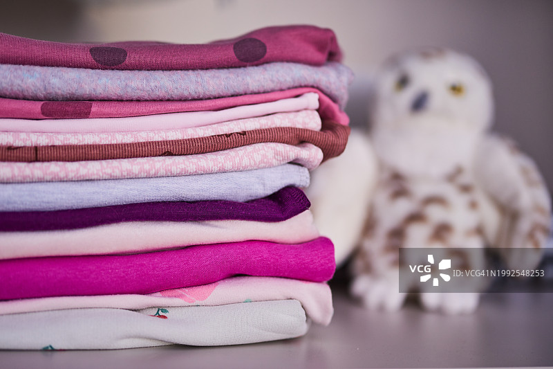 整齐叠放的儿童服装图片素材
