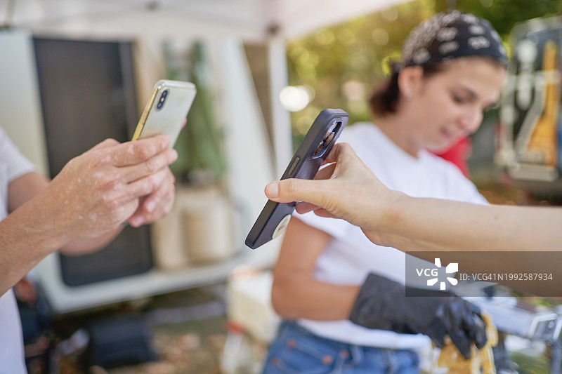 户外非接触式手机支付图片素材
