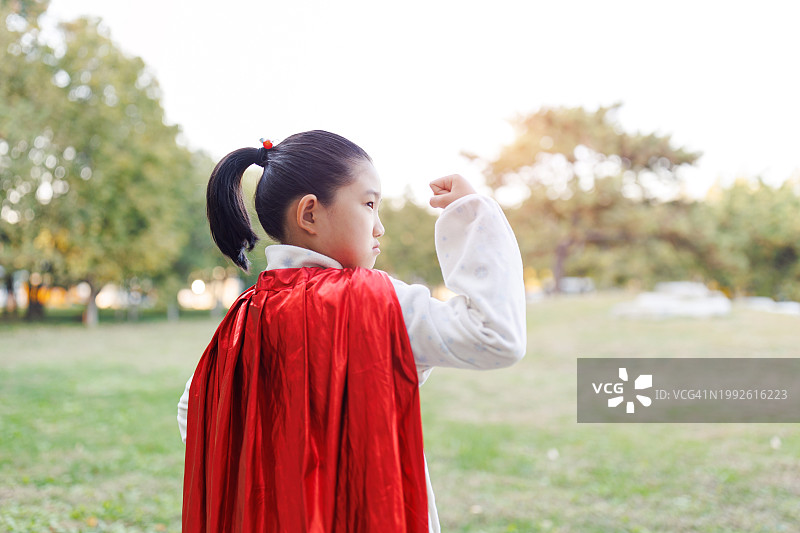 展示肌肉的女孩图片素材