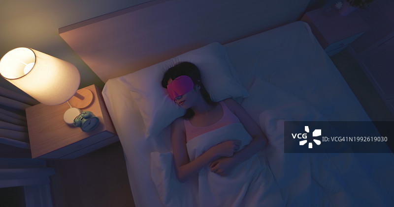 戴睡眠眼罩的亚洲女人图片素材