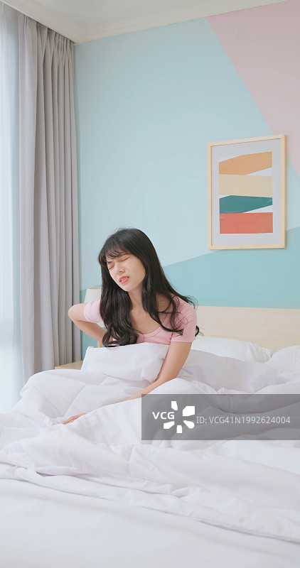 背痛醒来的亚洲女人图片素材