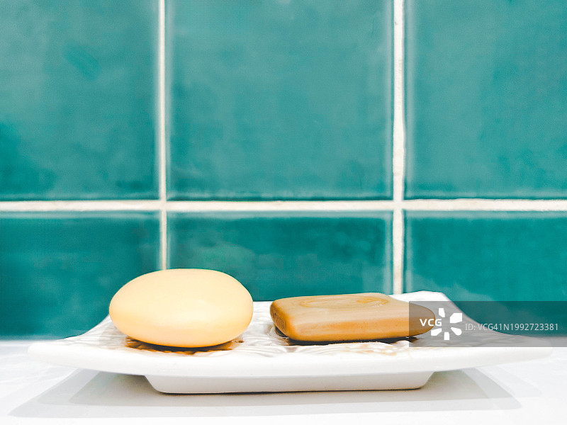 肥皂碟里的两块肥皂图片素材