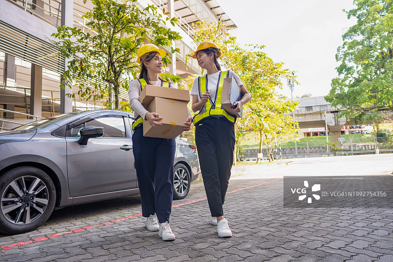 货运经理和司机同步清单：移动运营图片素材