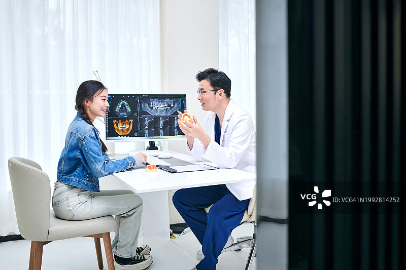 亚洲牙医和女患者在牙科诊所讨论图片素材
