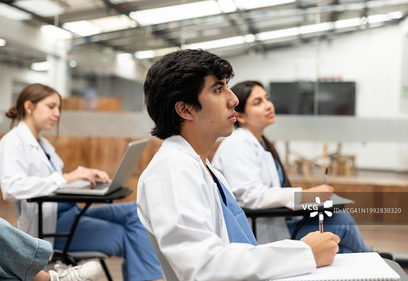 在课堂上认真听讲的医学生图片素材