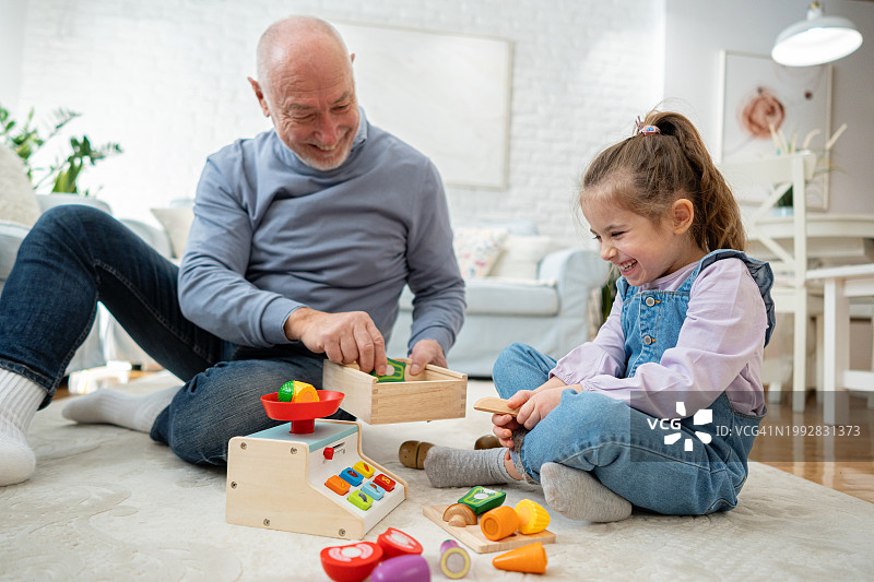 祖孙一起玩玩具图片素材