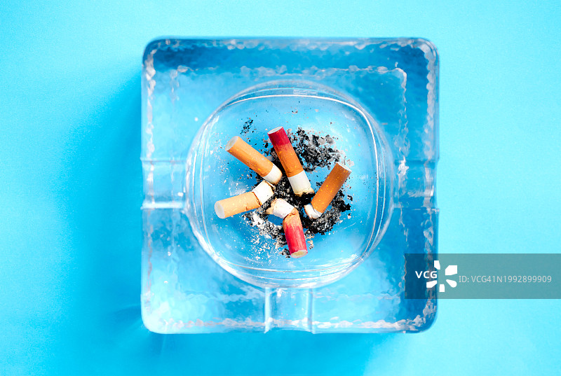 蓝色背景上的烟灰缸图片素材
