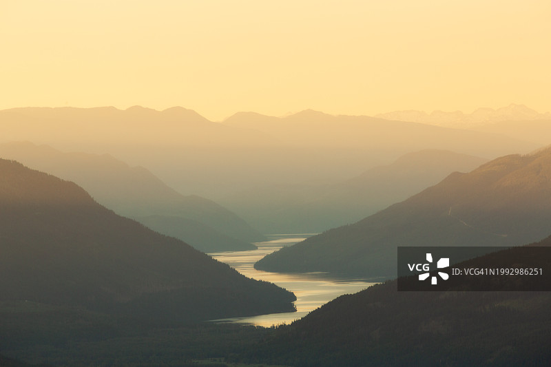 加拿大不列颠哥伦比亚省内陆山丘中的梅贝尔湖日落图片素材