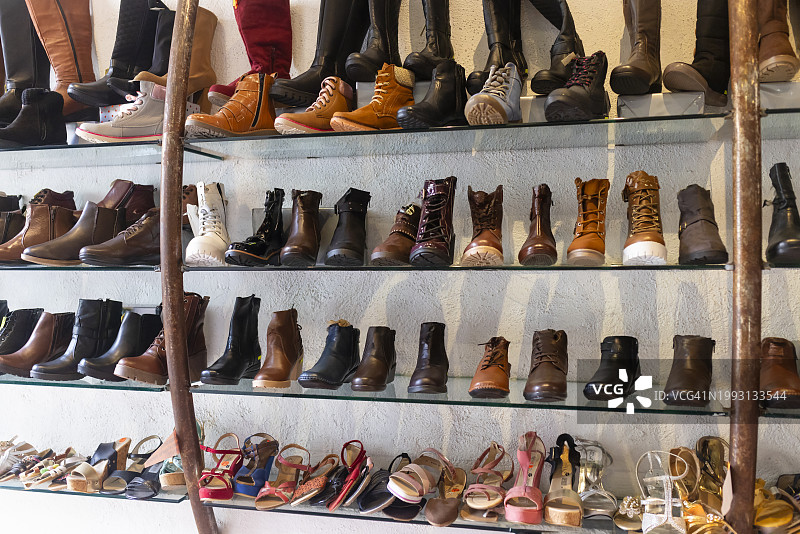 靴子和鞋架图片素材