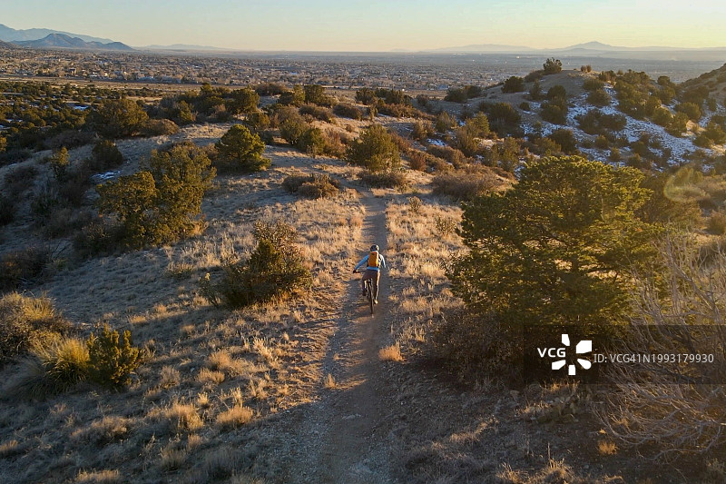 自然灵感：日落山地自行车图片素材