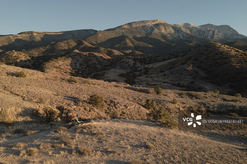 自然灵感：日落山地自行车图片素材