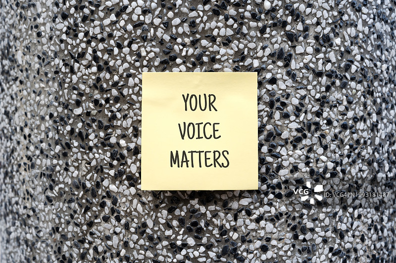 写有“你的声音很重要”字样的便签纸图片素材