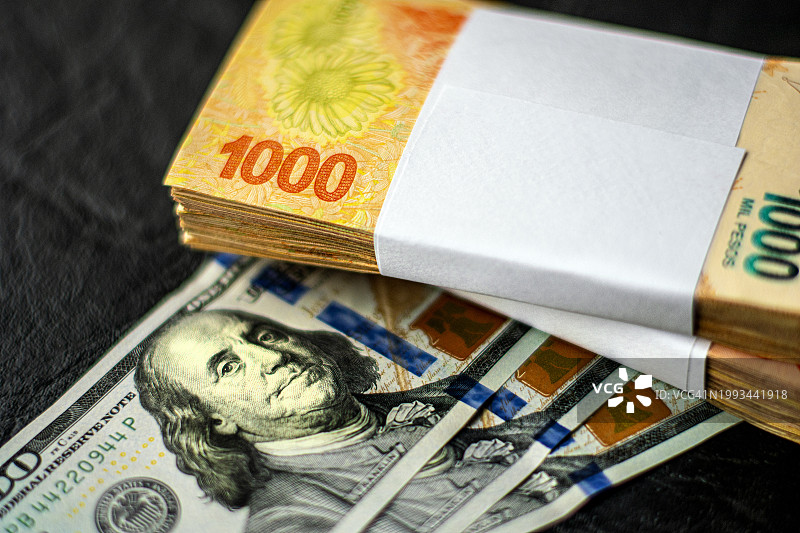 阿根廷比索和美元纸币图片素材