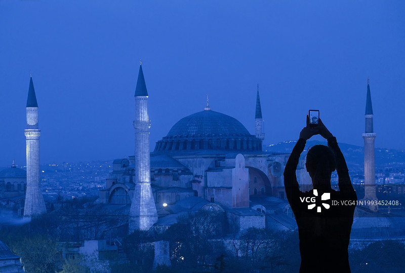 女游客在拍照图片素材