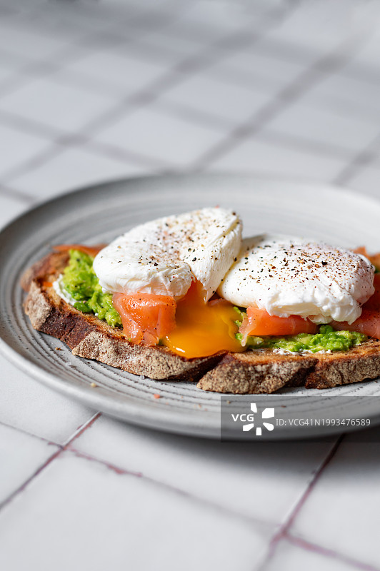 健康早餐：水煮蛋和吐司面包图片素材