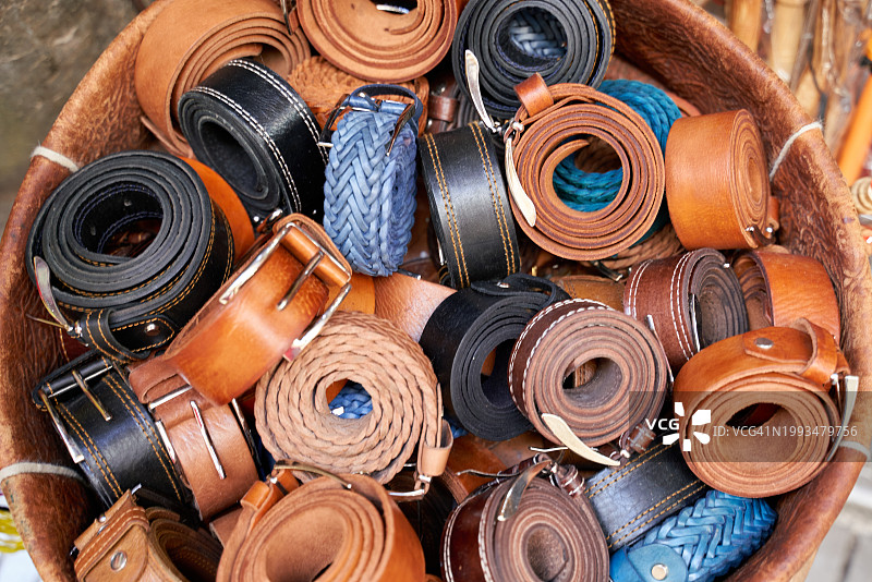 市场摊位上彩色皮带的鸟瞰图，购物概念图片素材