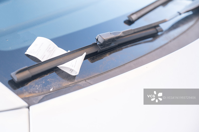 汽车挡风玻璃上的细雨，柏林，德国图片素材