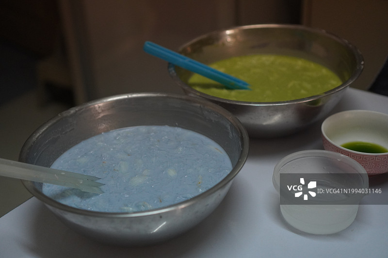 在不锈钢盆中混合面团图片素材