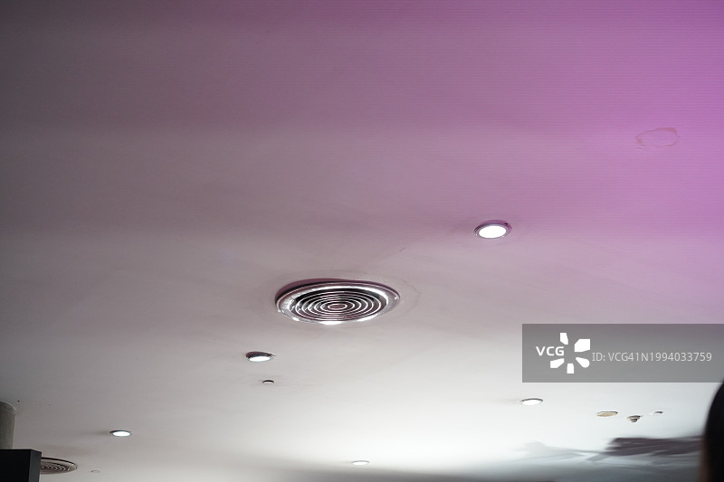 天花板上的新鲜空气通风装置图片素材