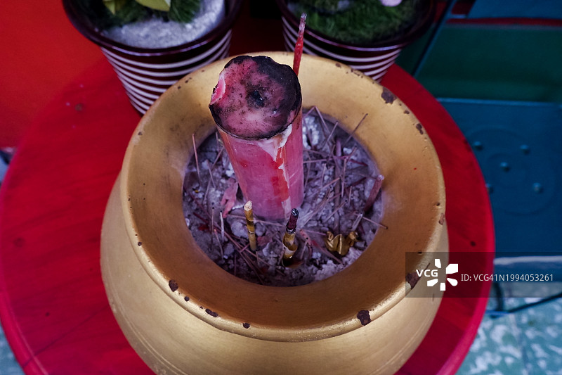 用于崇拜的香和蜡烛特写图片素材