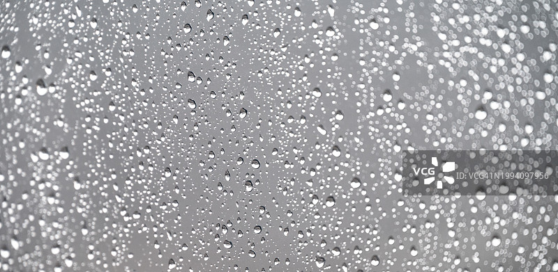 雨天窗户玻璃上的水滴抽象图案图片素材