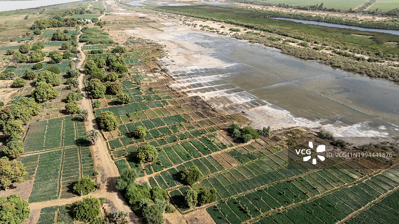塞内加尔姆布罗地区因土壤盐碱化而无法排水的土地航拍，仅适合蔬菜种植图片素材