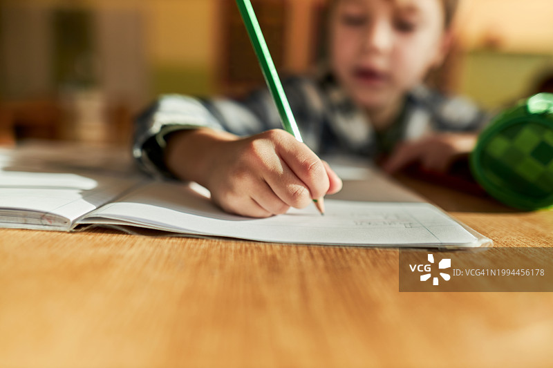 在小学的笔记本上写字图片素材