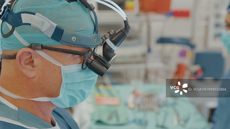 手术室里戴着手术装备的医生特写图片素材