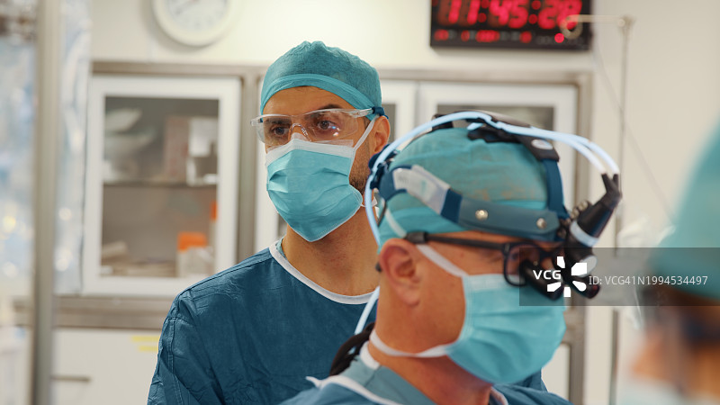 手术室里外科医生特写镜头图片素材