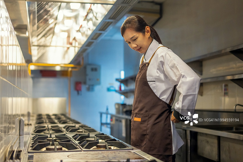 在专业烹饪学校的女人图片素材